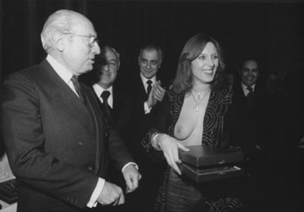 La actriz Susana Estrada recibe el Premio populares de Pueblo de manos del alcalde, profesor Tierno Galván. 1978