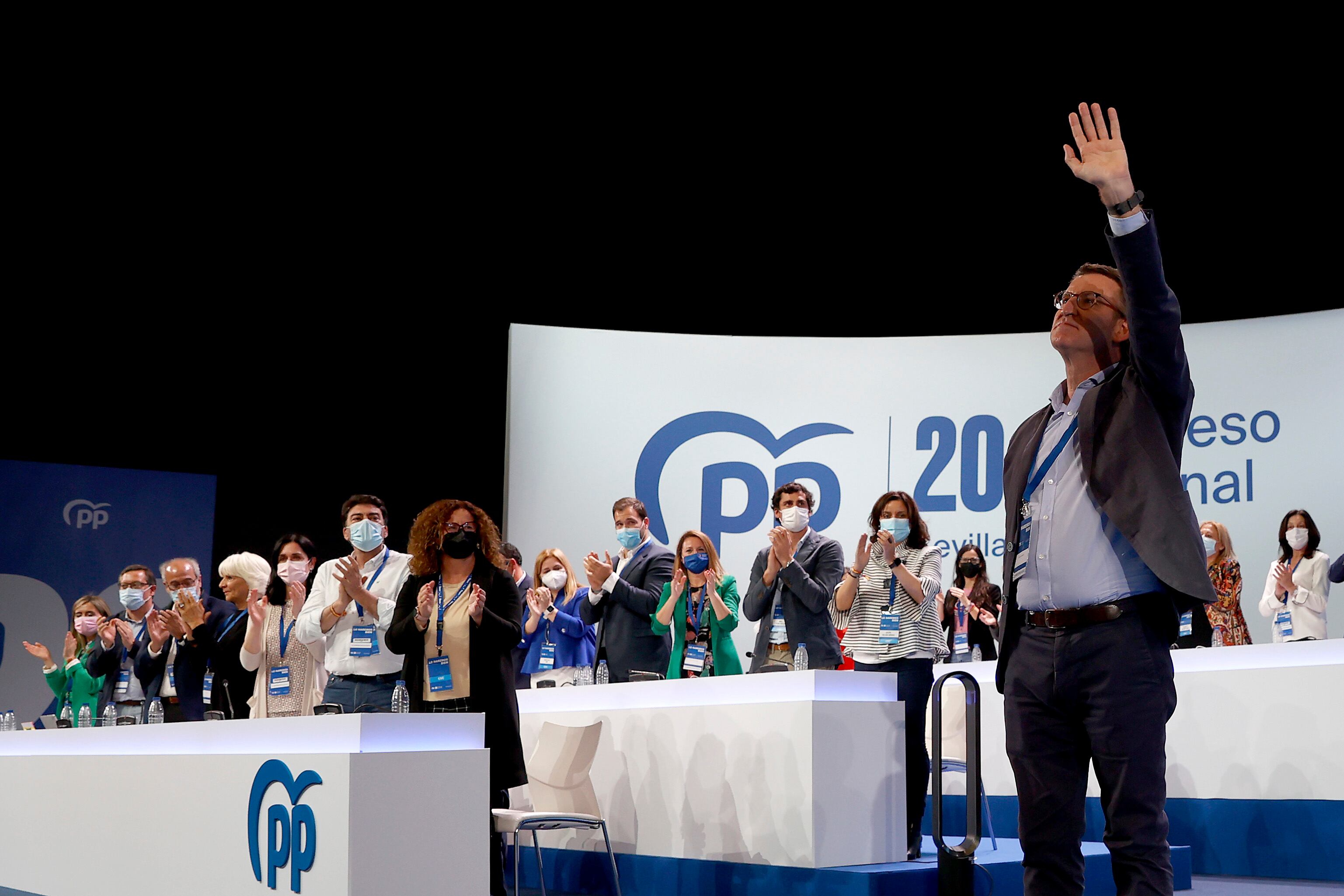 El presidente de Galicia, Alberto Núñez Feijóo (d), durante el XX Congreso Nacional del partido en Sevilla que comienza este viernes y que elegirá por aclamación a su nuevo presidente.