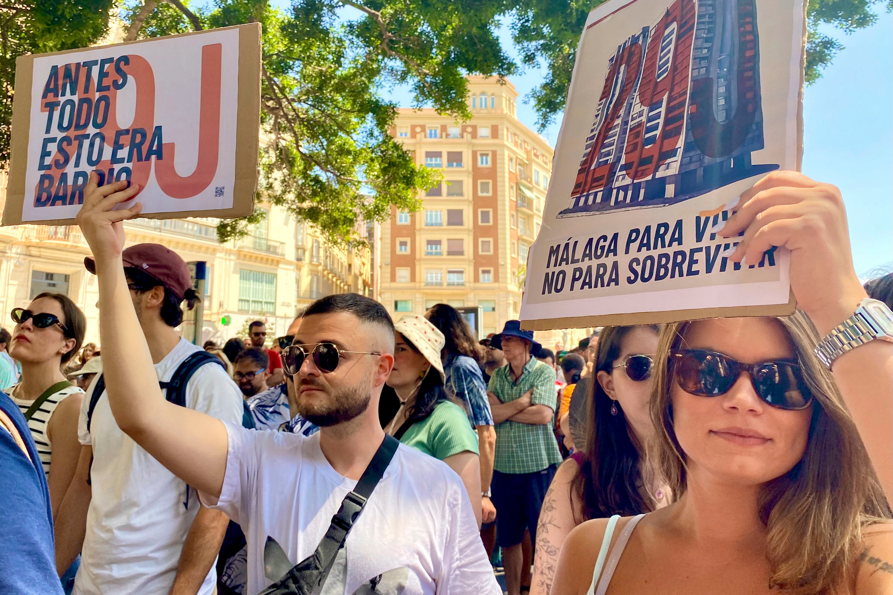 MÁLAGA, 29/06/2024.- Cientos de personas participan este sábado en la manifestación por el derecho a la vivienda &#039;Málaga para vivir, no para sobrevivir&#039;, convocada por el Sindicato de Inquilinas e Inquilinos y que cuenta con el apoyo de medio centenar de colectivos. EFE/María Alonso
