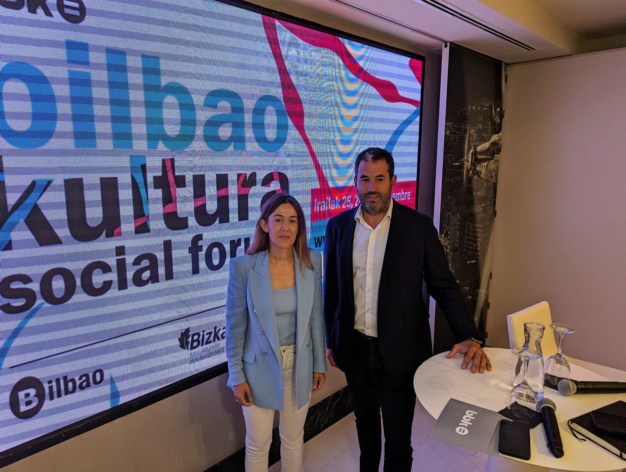 Nora Sarasola, directora de Obra Social BBK, y Jordi Albareda, fundador de Fair Saturday.