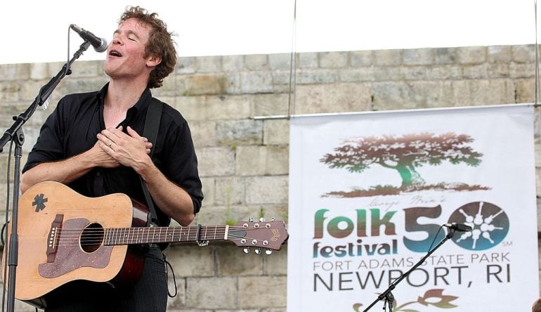 Josh Ritter durante su actuación en el festival de Newport