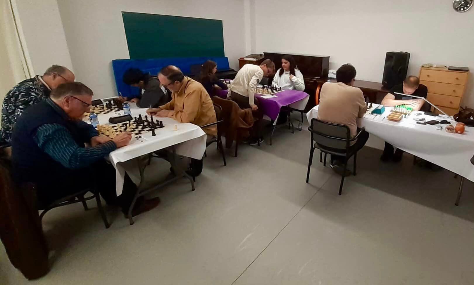 Joan Moll segueix contant les seves partides per victòries i amb cinc punts lidera la classificació.