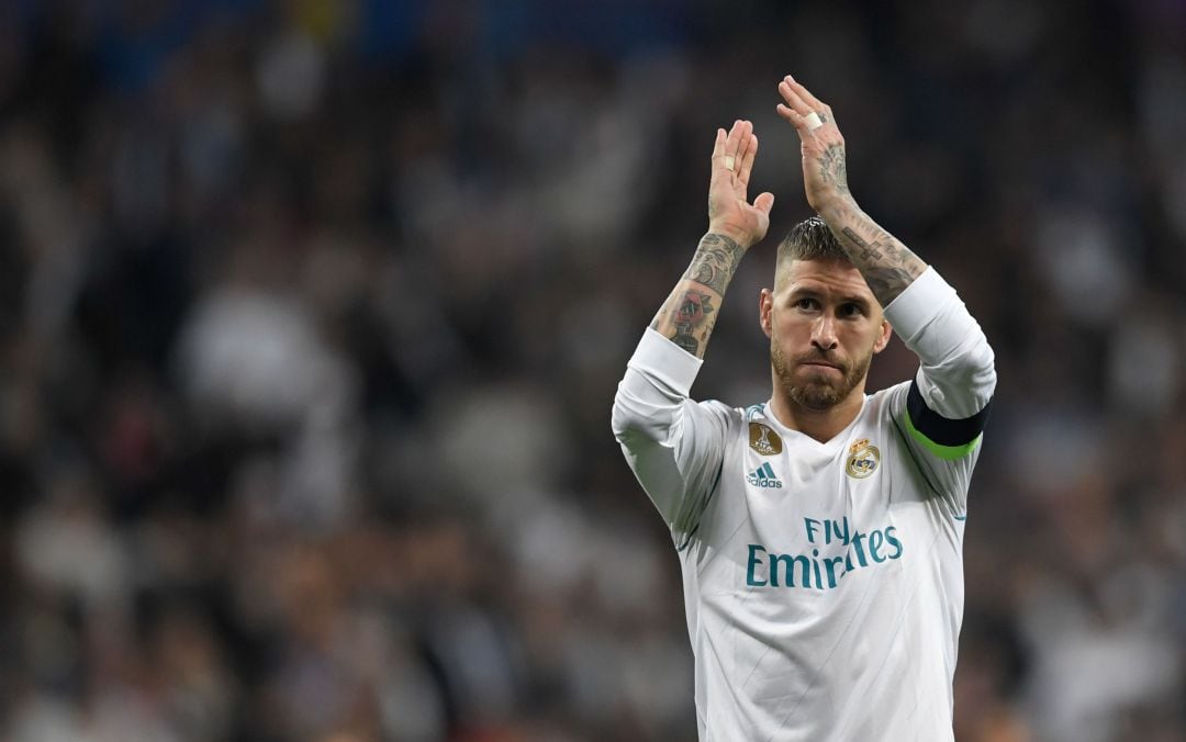 Sergio Ramos aplaude a la grada del Santiago Bernabéu