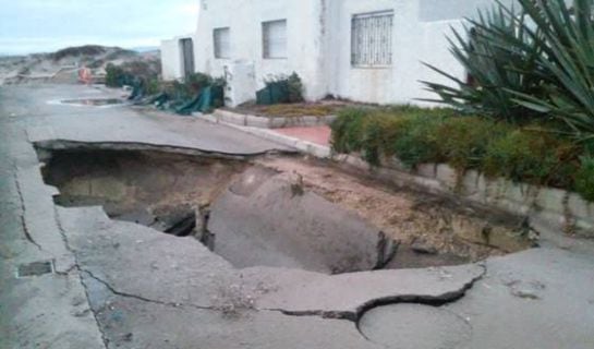 Uno de los socavones del paseo marítimo en la zona de la Casbah