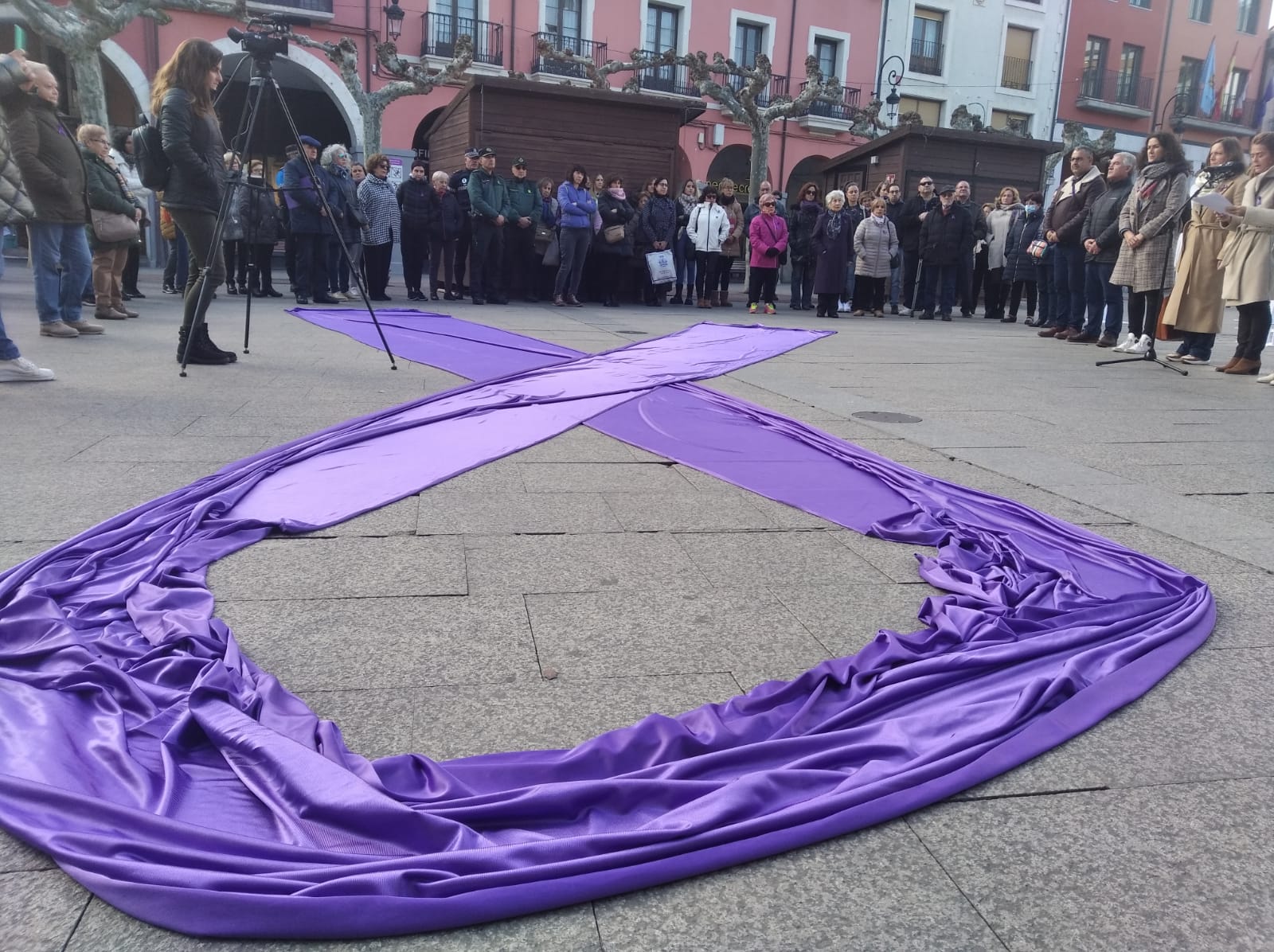 Un gran lazo violeta presidía la concentración