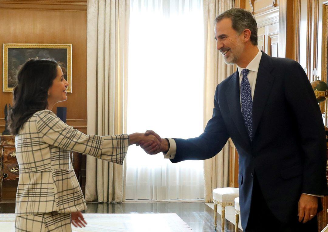 El rey Felipe VI saluda a la portavoz de Ciudadanos Inés Arrimadas, durante la audiencia este miércoles en el Palacio de la Zarzuela