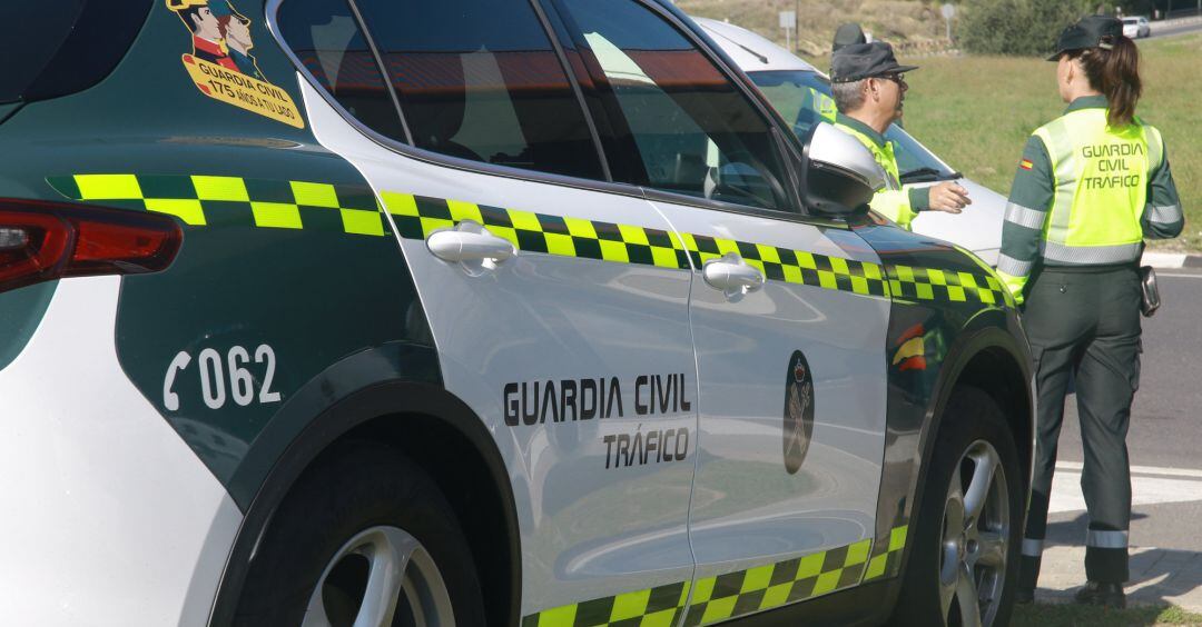 Un vehículo de la  Guardia Civil de Tráfico junto a dos agentes durante la campaña especial de la DGT de vigilancia y control de furgonetas,  en una imagen de archivo