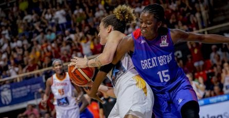 La española Laura Nicholls y la británica Temi Fagbenle pelan por un balón en el último encuentro del Torneo Internacional de Fuenlabrada.