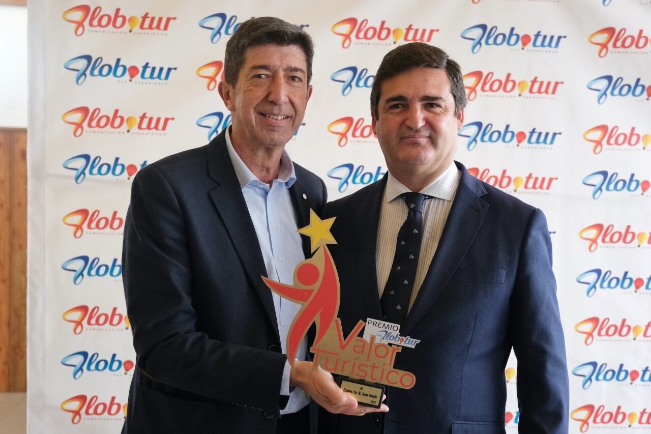 El vicepresidente de la Junta de Andalucía y consejero de Turismo, Regeneración, Justicia y Administración Local, Juan Marin recibiendo el Premio al Valor Turístico que concede Globotur