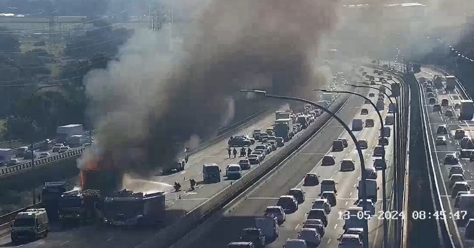 Retenciones en la M-45 tras el incendio de un camión en el entorno de El Cañaveral (Madrid).