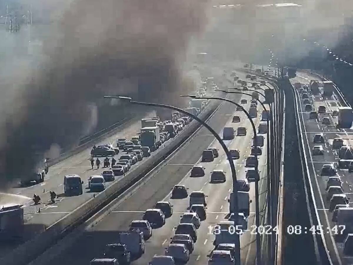 Espectaculares imágenes por el incendio de un camión trailer en una autovía de Madrid