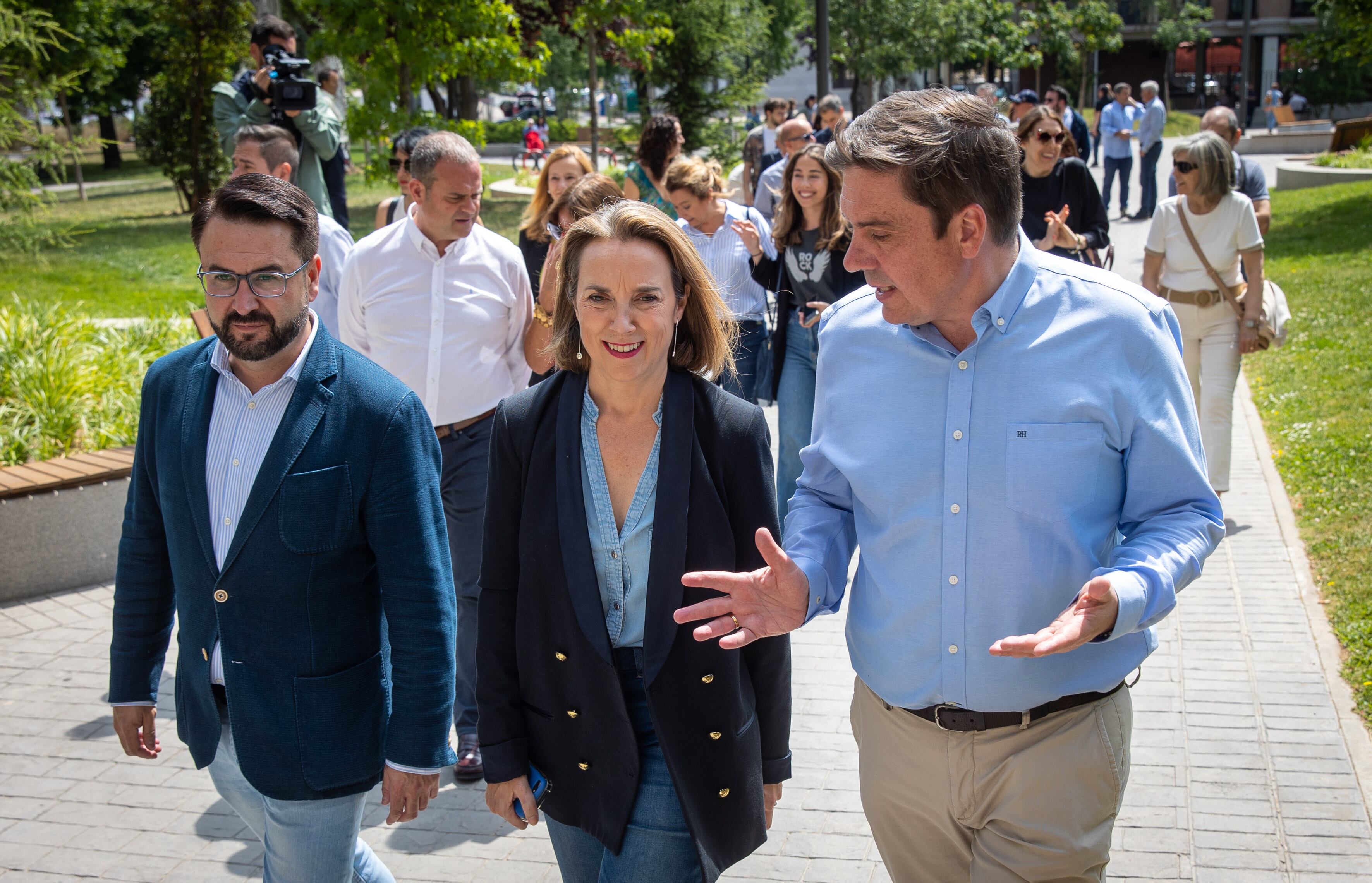 LOGROÑO 04/06/2023.- La secretaria general del PP, Cuca Gamarra  (c), acompañada por el presidente el Partido Popular de La Rioja, Alberto Galiana (d) y por el diputado Javier Merino (i), se ha reunido este domingo en Logroño con apoderados e interventores del PP para agradecerles el trabajo desarrollado en la jornada electoral del pasado domingo.- EFE/Raquel Manzanares
