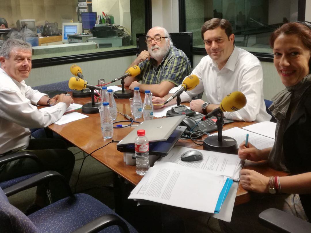Manuel Fuentes (Ahora Decide), Fernando Martos (Podemos) y Ángel Macías (Por Zamora) junto a Marichu García en los estudios de Radio Zamora
