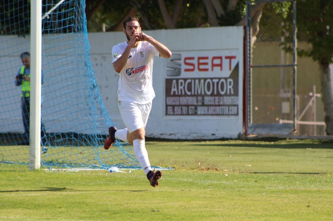 Antonio Sánchez celebrando un gol cuando jugaba en el Arcos CF