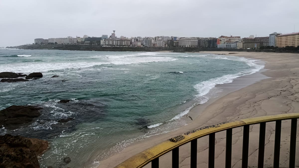 Alerta naranja en el mar y la costa de A Coruña y nivel rojo en el río Mandeo en Coirós