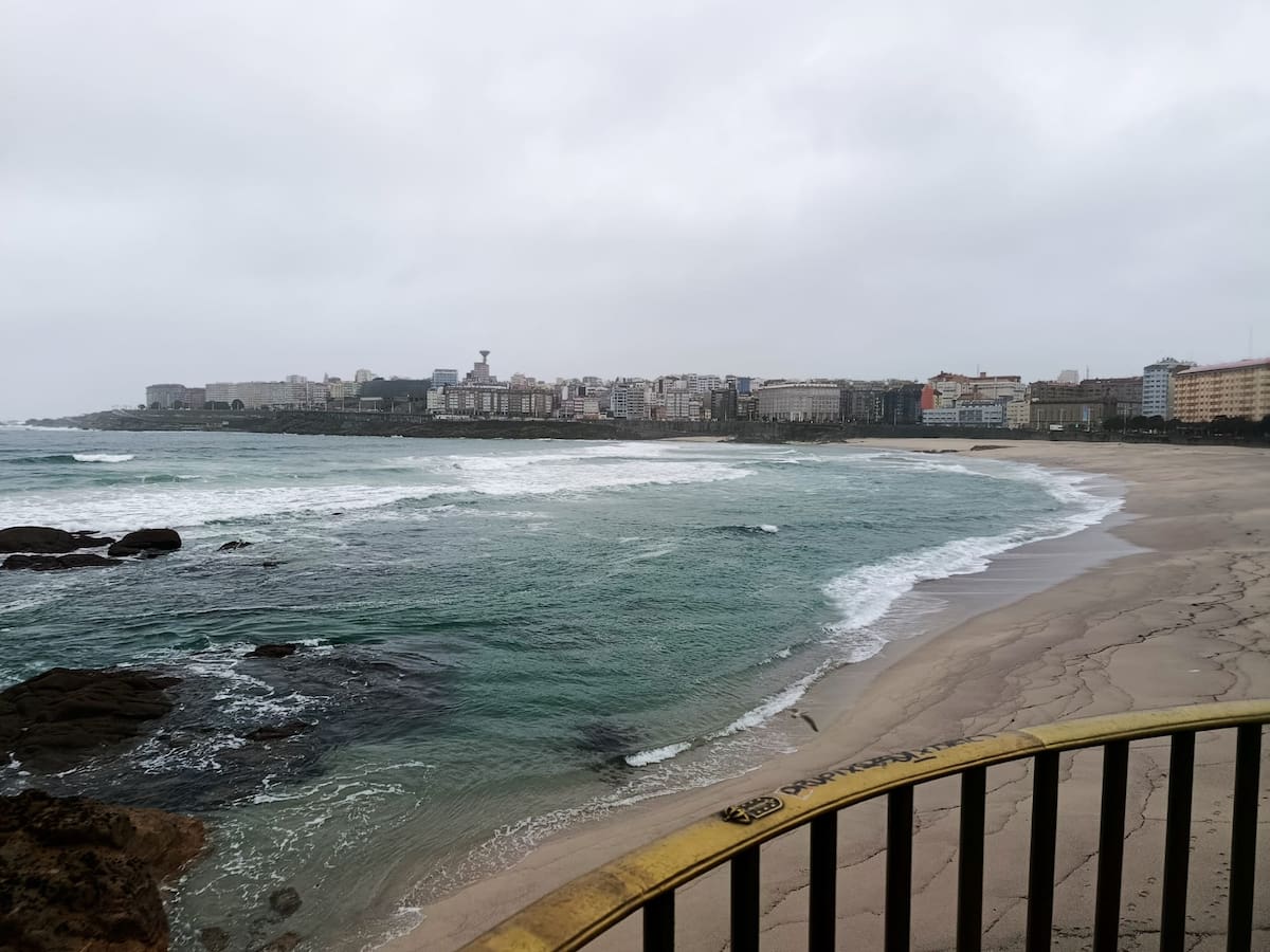 Alerta naranja en el mar y la costa de A Coruña y nivel rojo en el río Mandeo en Coirós