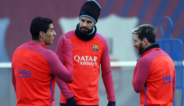 Gerard Piqué, Luis Suárez y Leo Messi, durante un entrenamiento