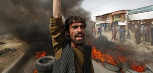 Un afgano grita lemas en contra de EEUU durante una manifestación en Kabul