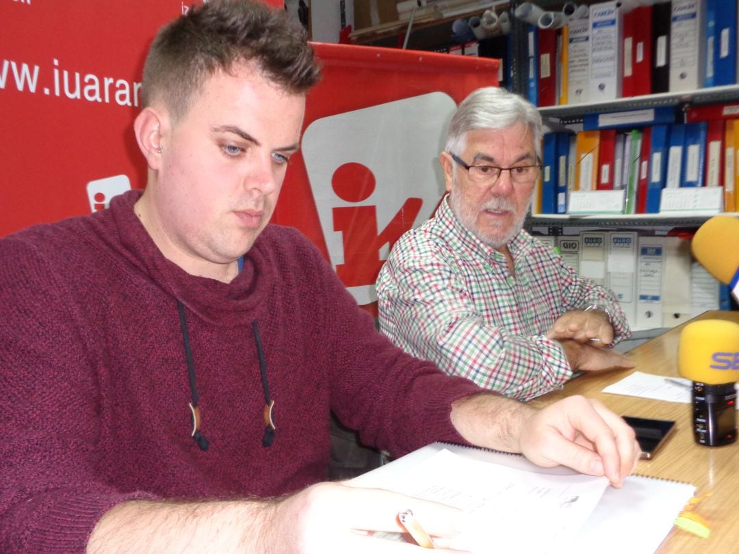 El portavoz municipal de IU, Jonatan Gete, en primer plano, acompañado de Máximo Pastor en la sede de la colación en Aranda
