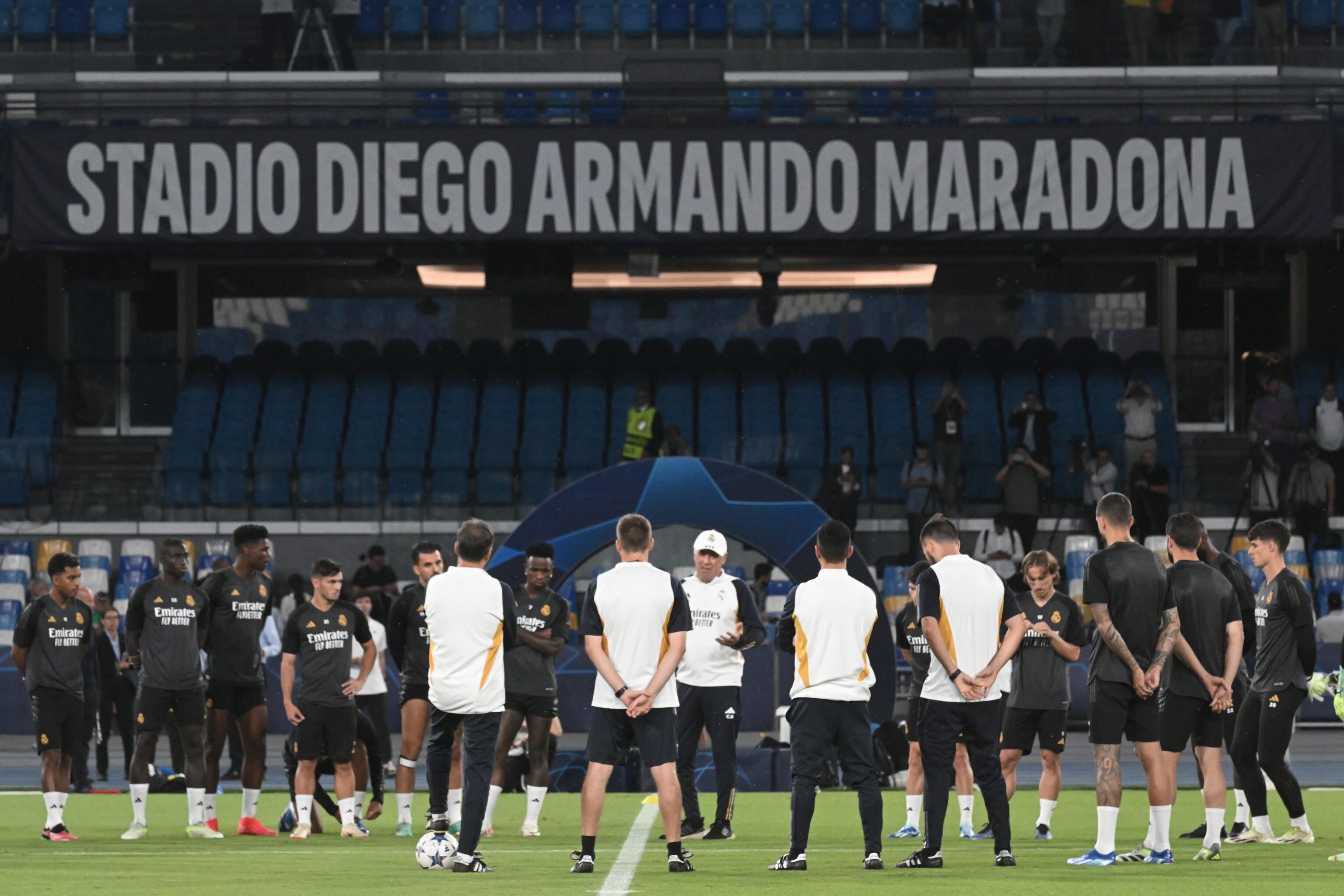 Ancelotti en la previa del entrenamiento del Real Madrid en el estadio Diego Armando Maradona donde disputan hoy su partido de Champions frente al Nápoles