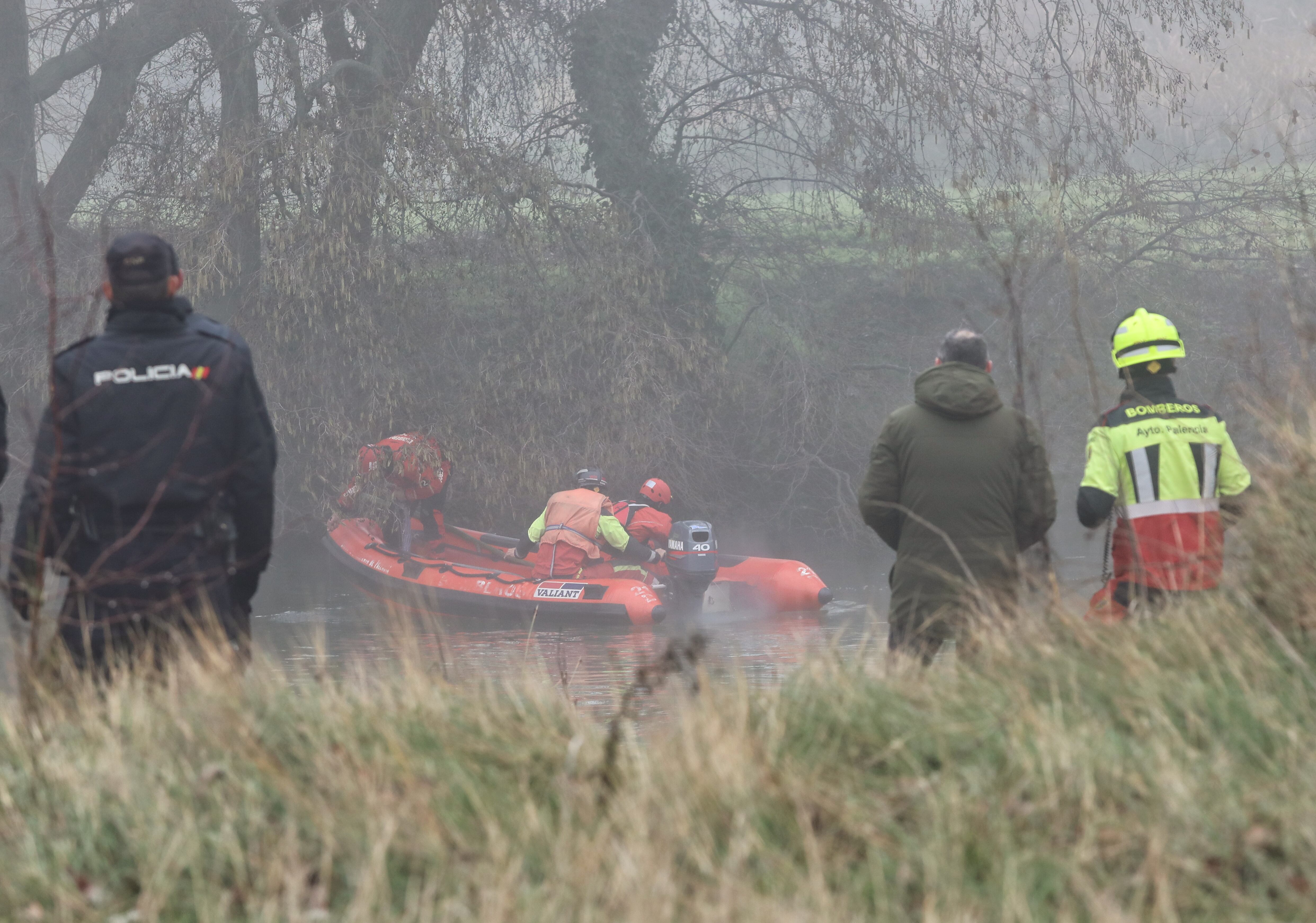 La Policía Nacional trabaja para rescatar un vehículo hundido con un varón en las aguas del río Carrión a su paso por Palencia
