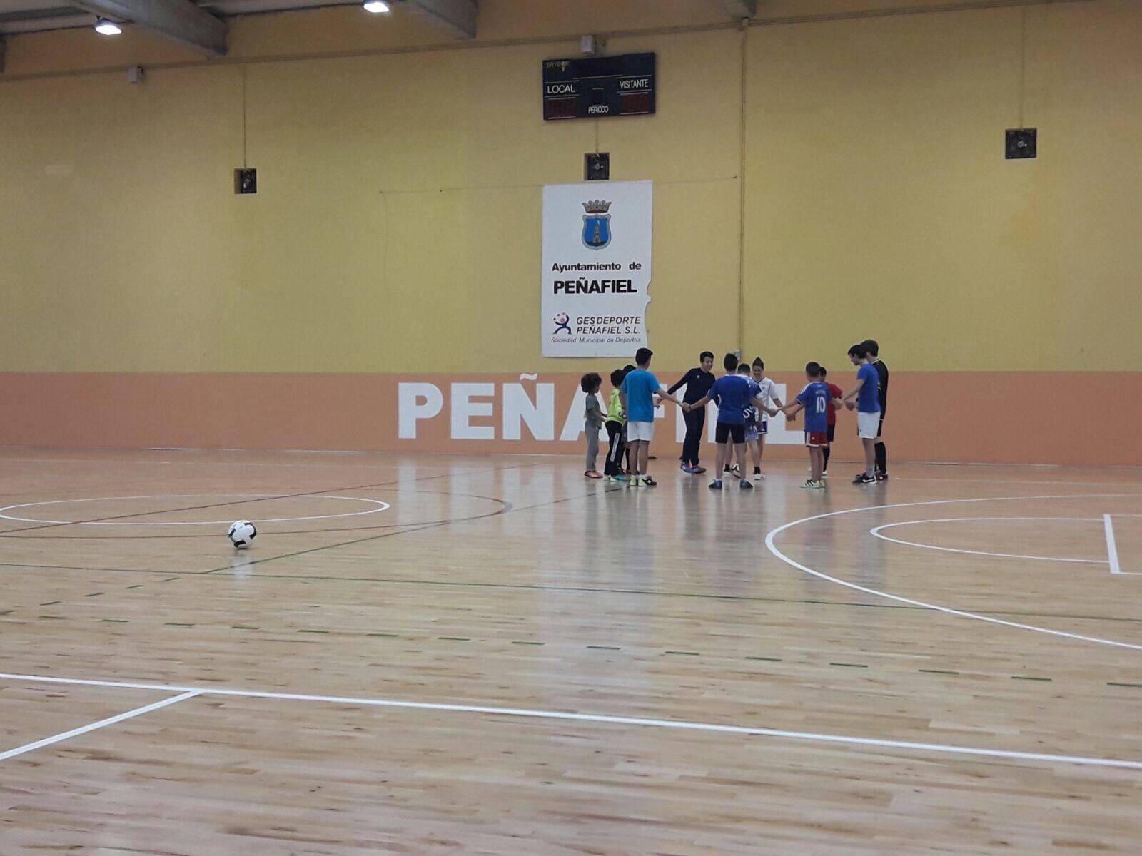 Una actividad deportiva en el Polideportivo de Peñafiel