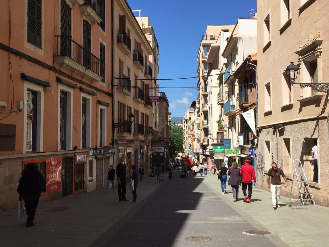 Imagen de la calle Oms en el primer día de la fase 1 de desescalada