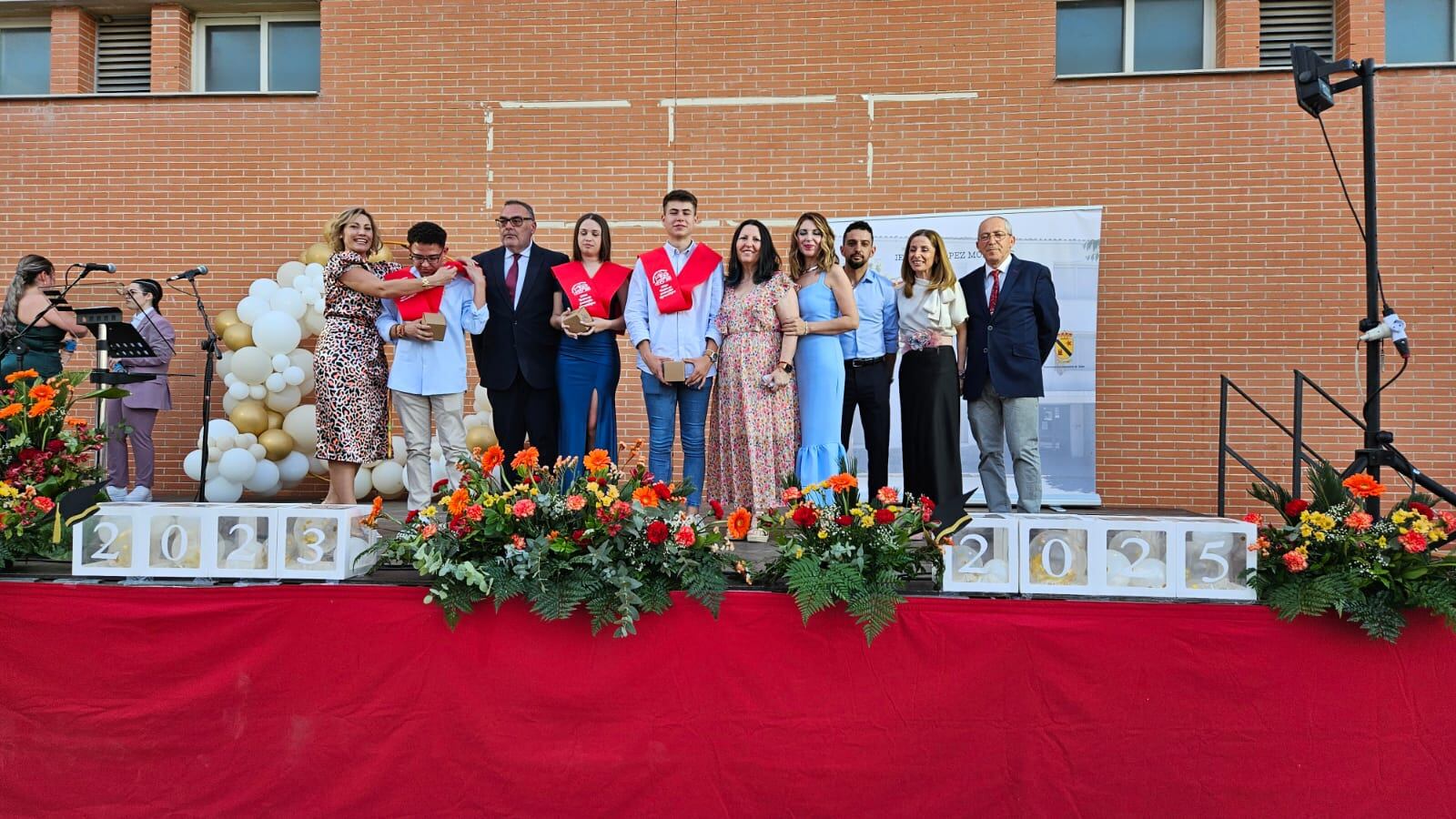 Alumnos y alumna del ciclo de 'Producción Agroecológica' con profesores y equipo directivo