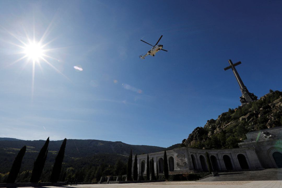 El helicóptero con el féretro del dictador abandona el Valle de los Caídos