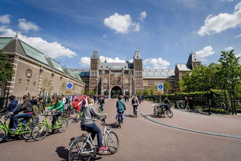 32650796. Amsterdam (Netherlands), 17/05/2015.- An exterior of the Rijksmuseum in Amsterdam, The Netherlands, 17 May 2015. The Dutch museum is the winner of the European Museum of the Year Award 2015. This world-famous museum was closed for almost a decade to allow for a complete overhaul of the building, which enabled the creation of new concourse spaces, much better visitor services and circulation. (Países Bajos; Holanda) EFE/EPA/ROBIN VAN LONKHUIJSEN