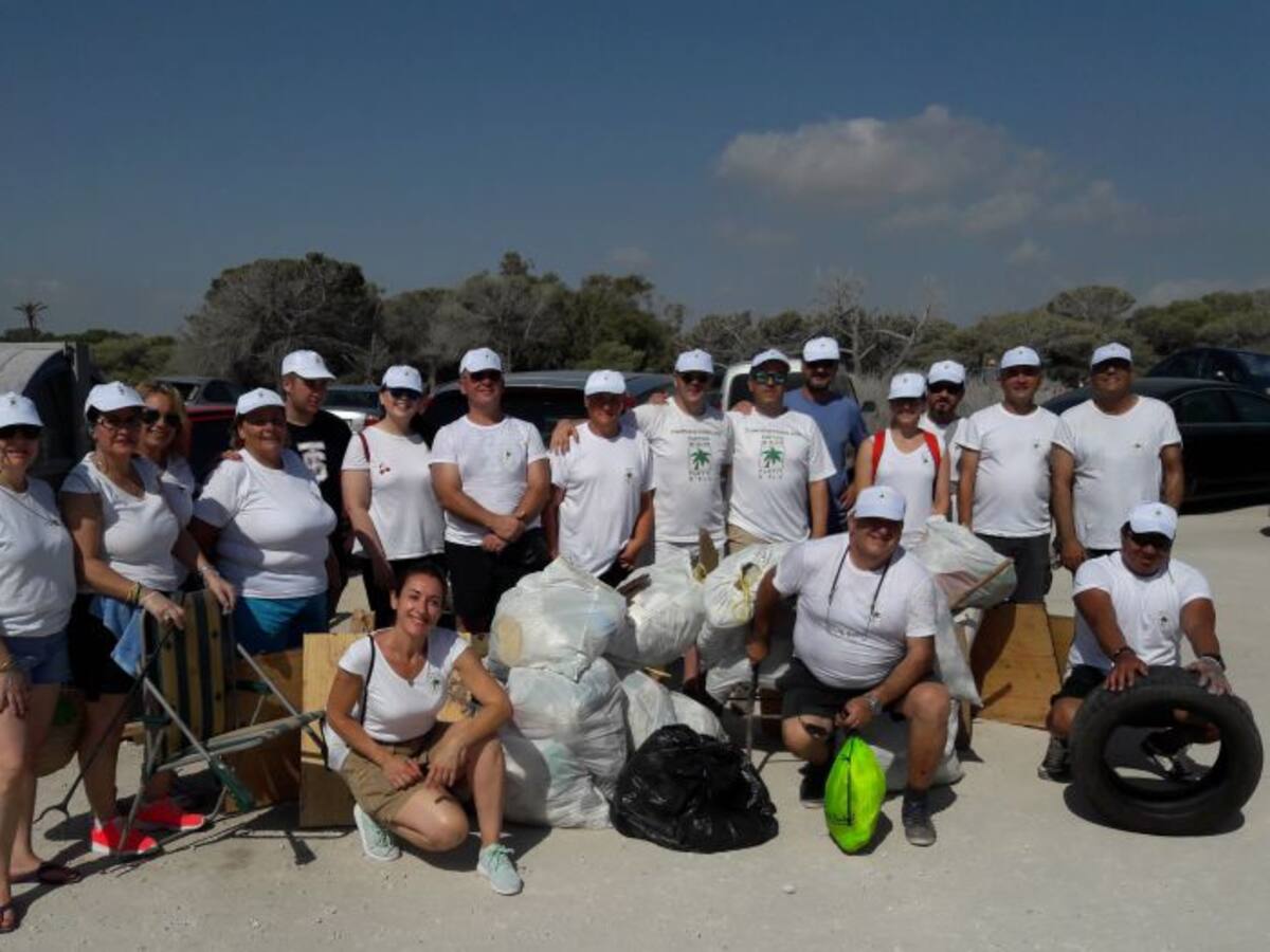 El Partido de Elche limpia La Marina de vertidos solidos no peligrosos para su posterior reciclado