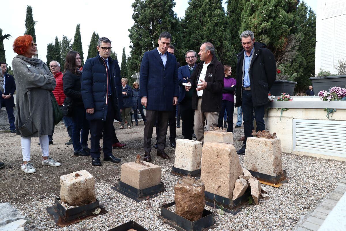 Pedro Sánchez visita una de las fosas comunes del cementerio del Carmen