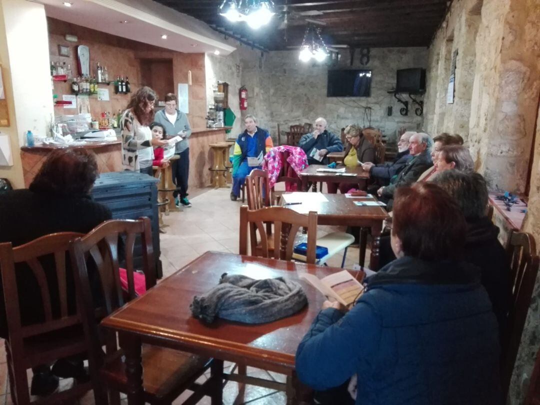 Vecinos de la provincia con manuales de compostaje