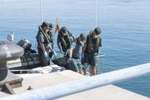 Miembros de la Guardia Civil trasladan el cadáver de un inmigrante que ha sido recuperado hoy en aguas de Motril (Granada)