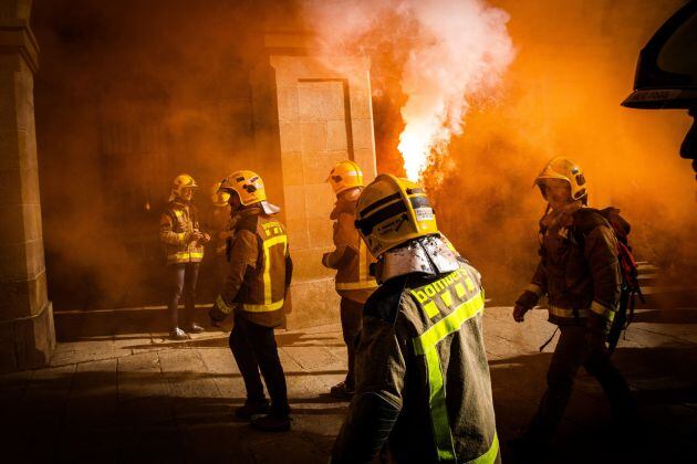 Bombers cremant bengales davant del Parlament
