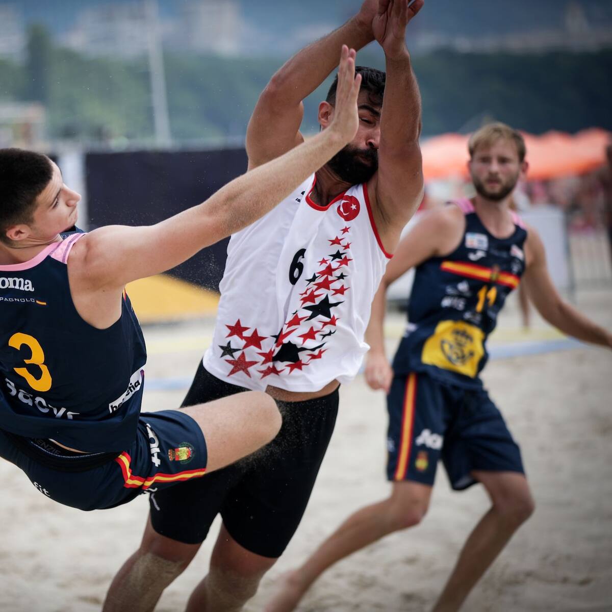Domingo Luis Mosquera, convocado con España para el Europeo de balonmano playa, será baja ante Bidasoa