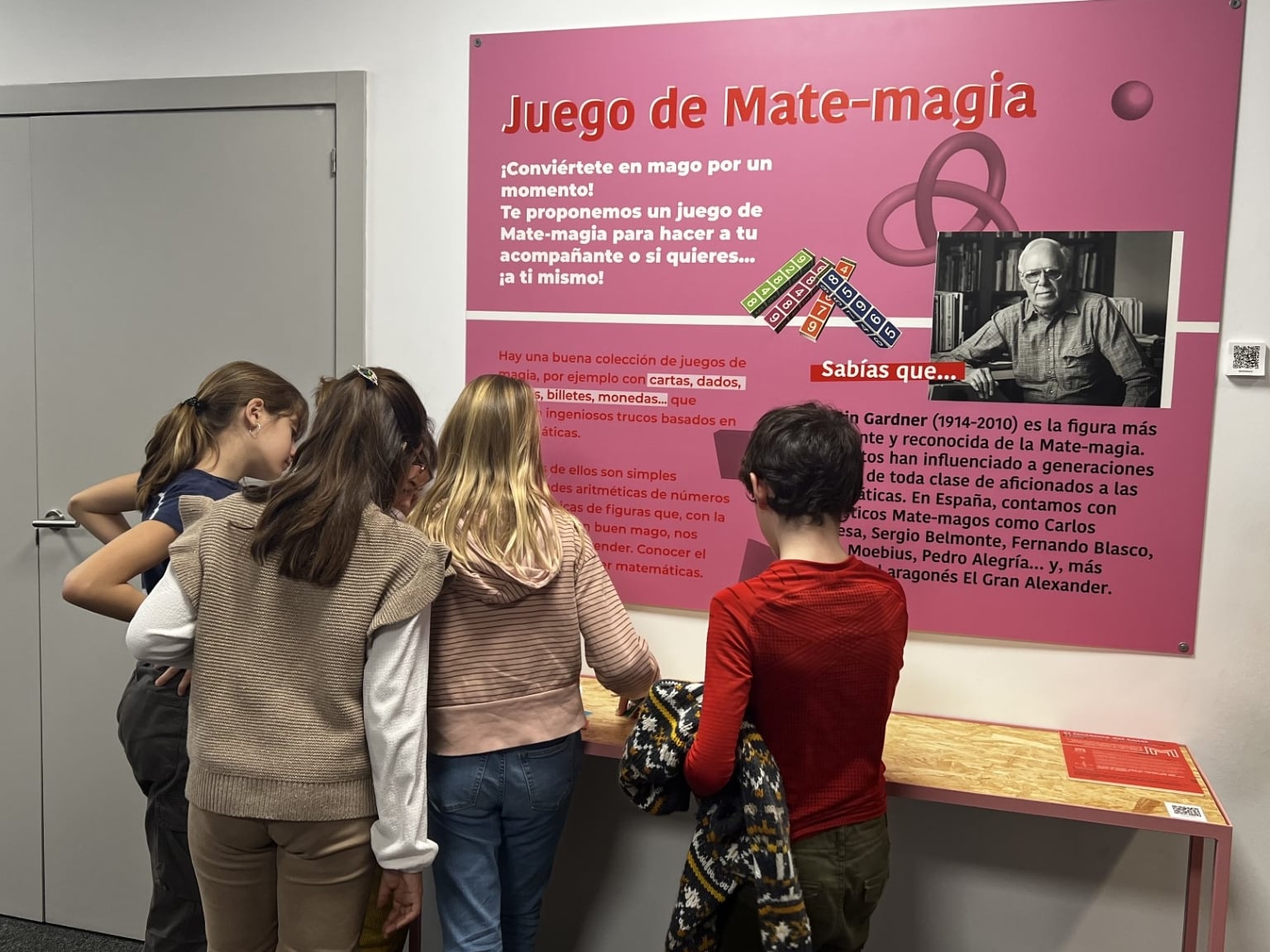 Jóvenes en el museo de las matemáticas en el Planetario de Aragón