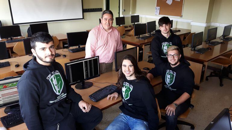 Jairo, Victor, Vladimir y Enrique, miembros del equipo Ciberalisal, junto a su profesor de informatica Jose Carlos Gallego.