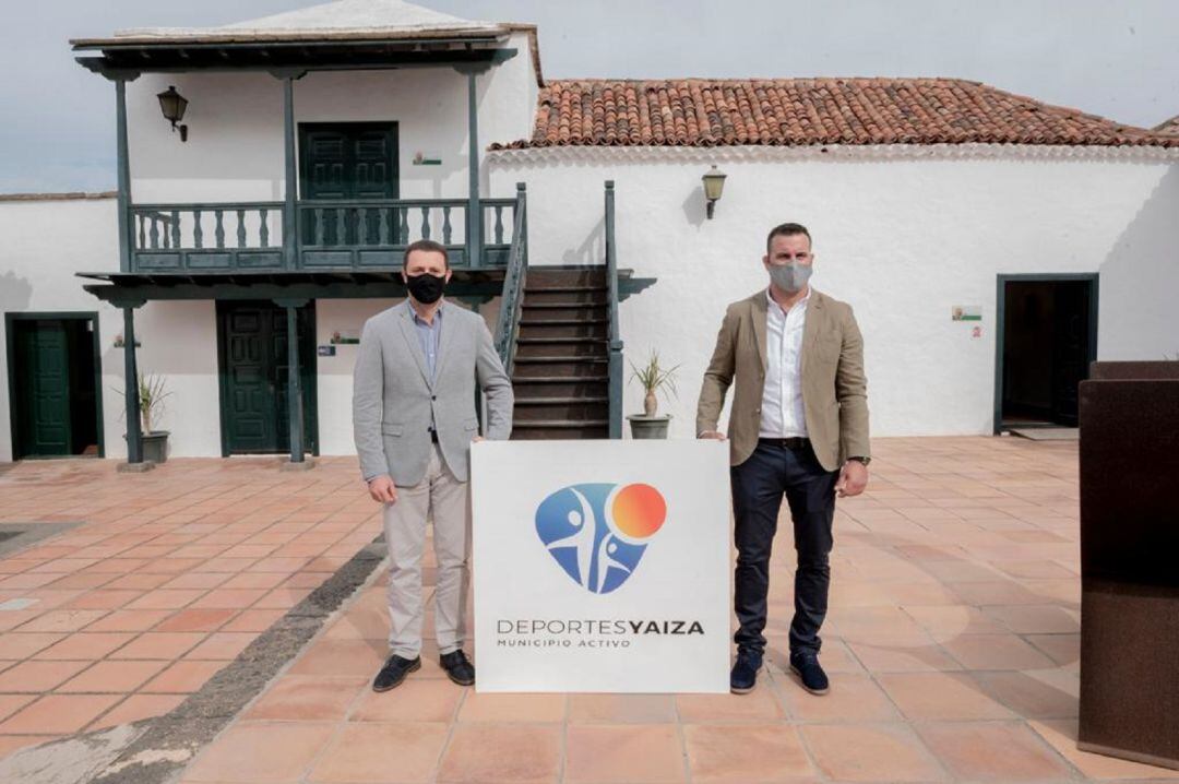 El alcalde de Yaiza, Óscar Noda, junto al concejal de Deportes, Ángel Lago, con el nuevo logotipo.