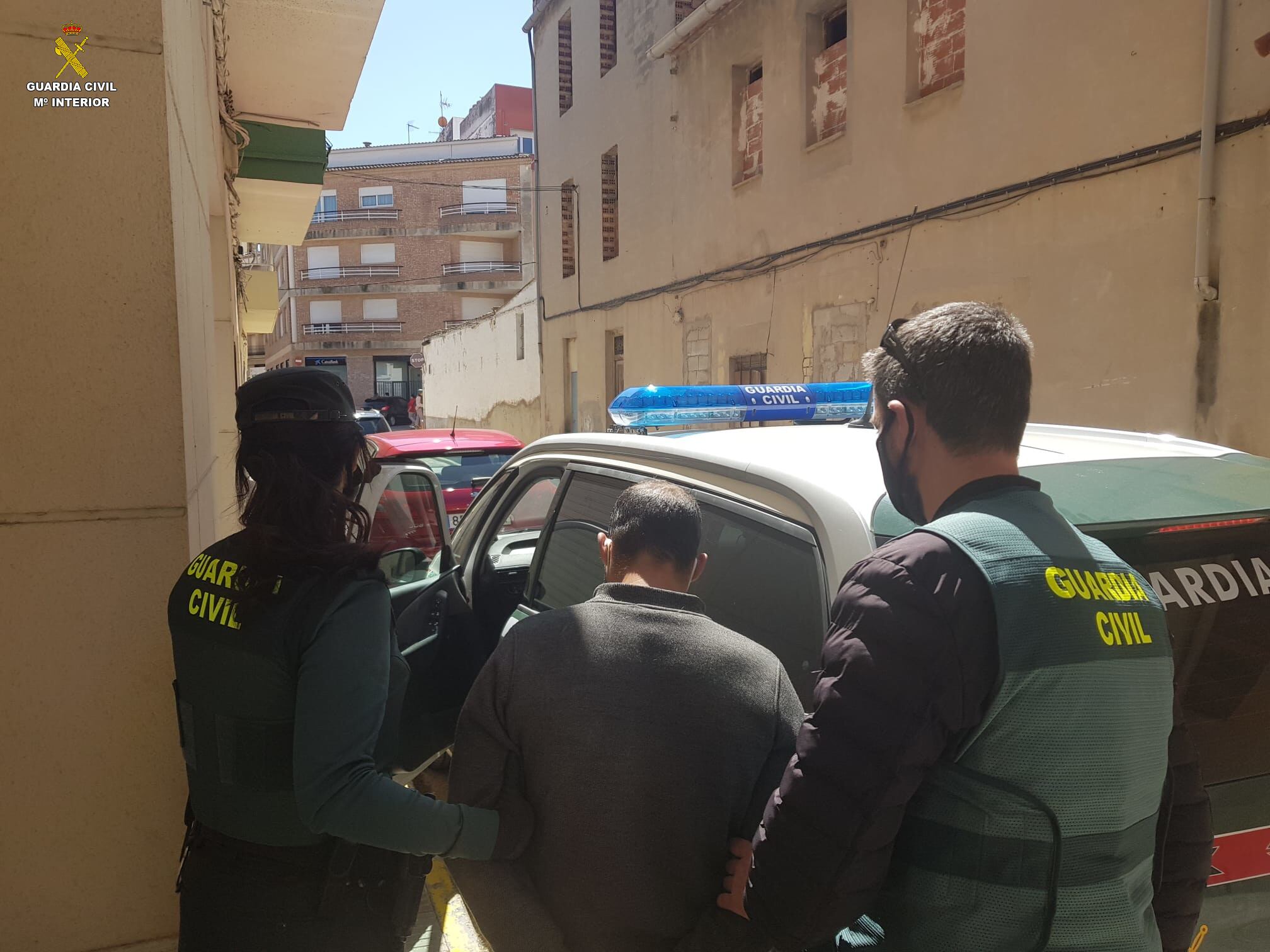 Dos agentes de la Guardia Civil acompañan al detenido en Tavernes de la Valldigna.