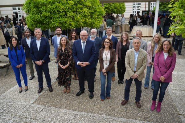 Torralbo posa con su equipo durante la campaña.