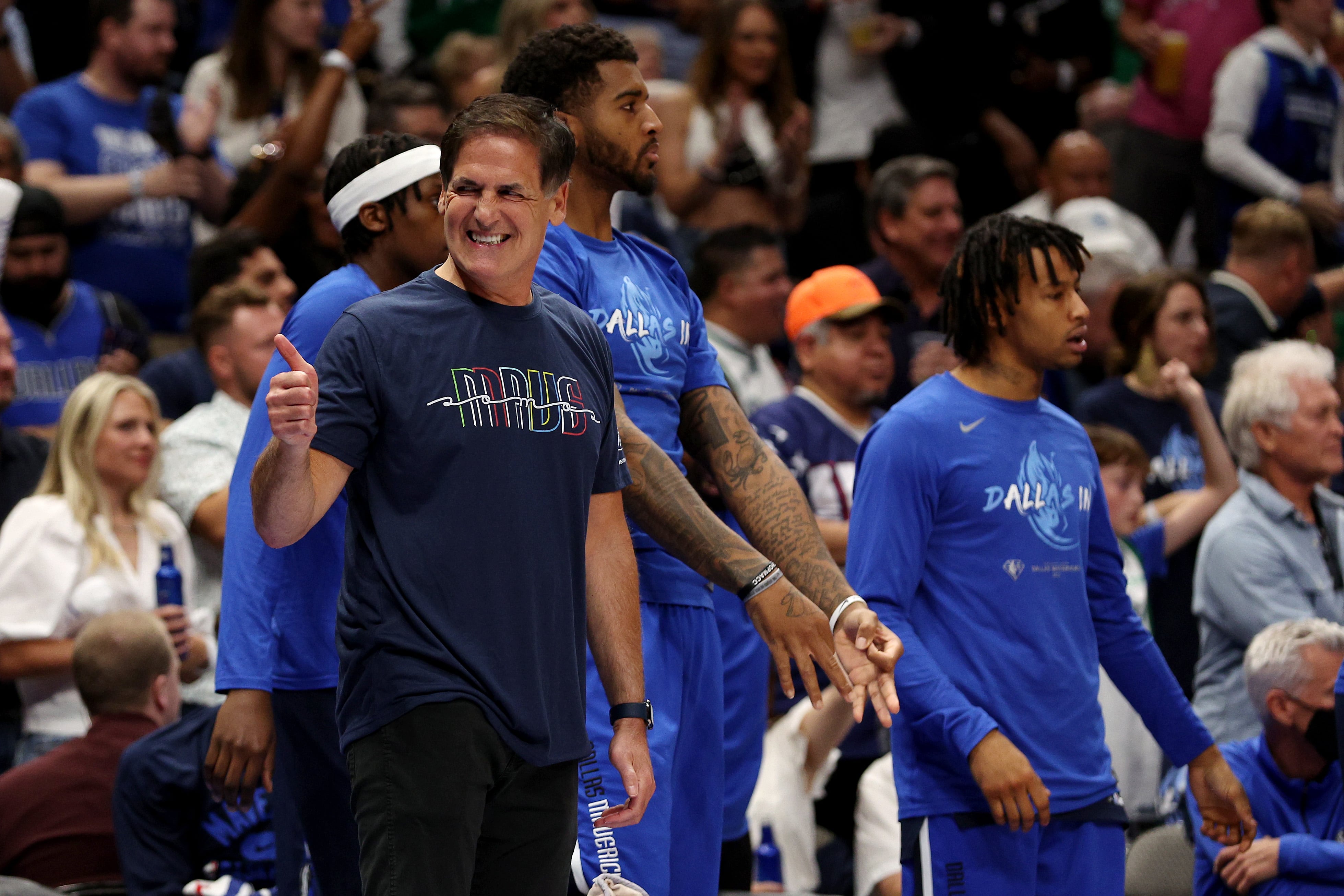 Mark Cuban celebra un triple de los Dallas Mavericks