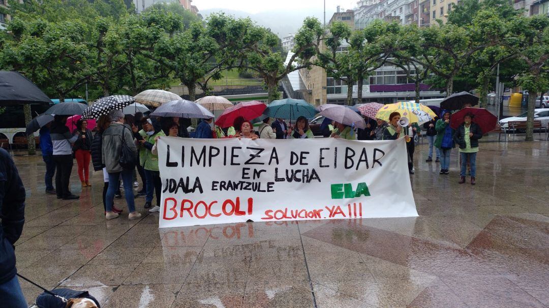 Días atrás, las trabajadoras se concentraron ante el Ayuntamiento de Eibar demandando una solución