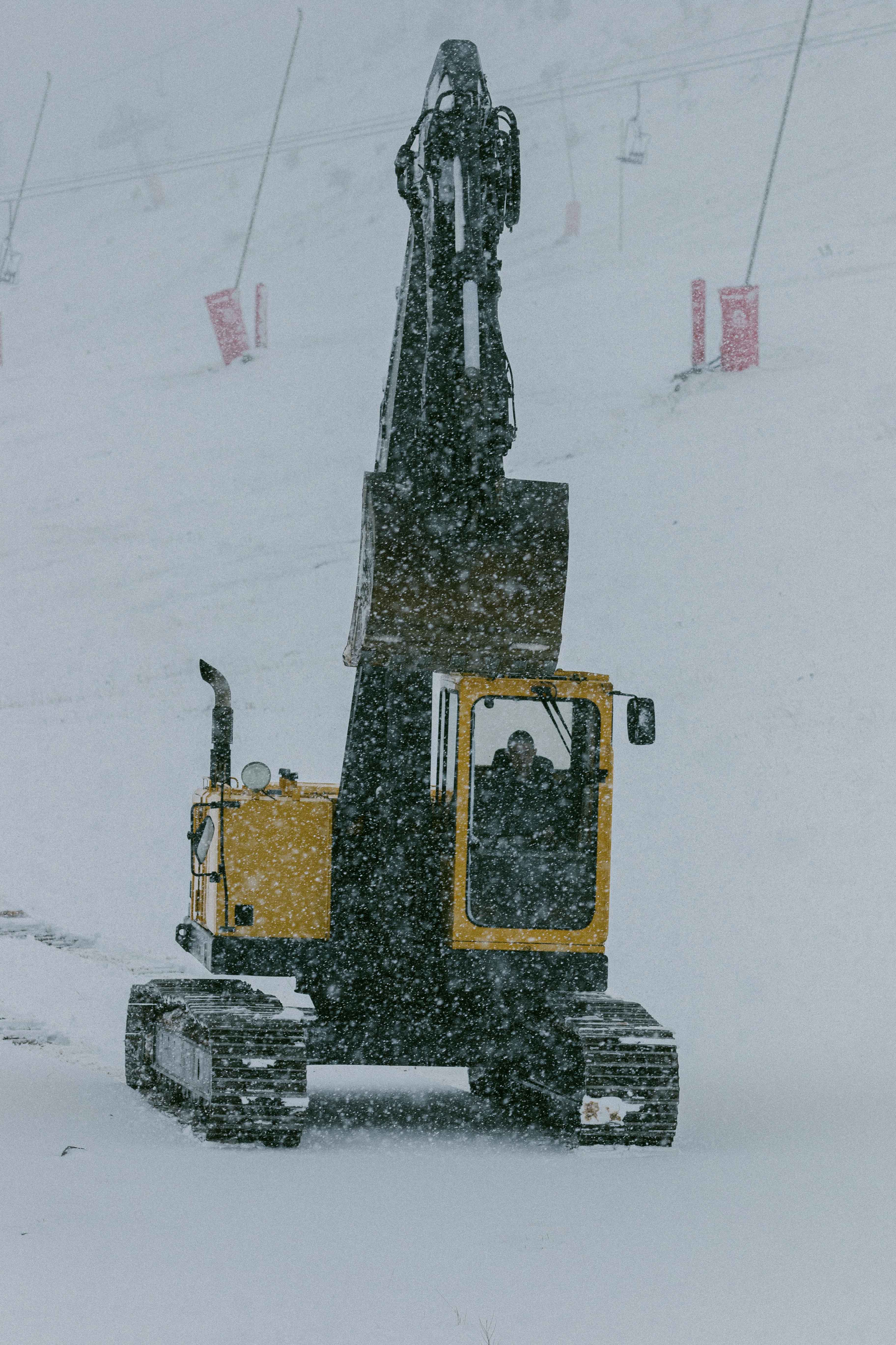 Trabajador en Candanchú. Las estaciones han realizado sus contratos hasta el 1 de diciembre, por lo que esas últimas cifras no estarían incluidas en noviembre