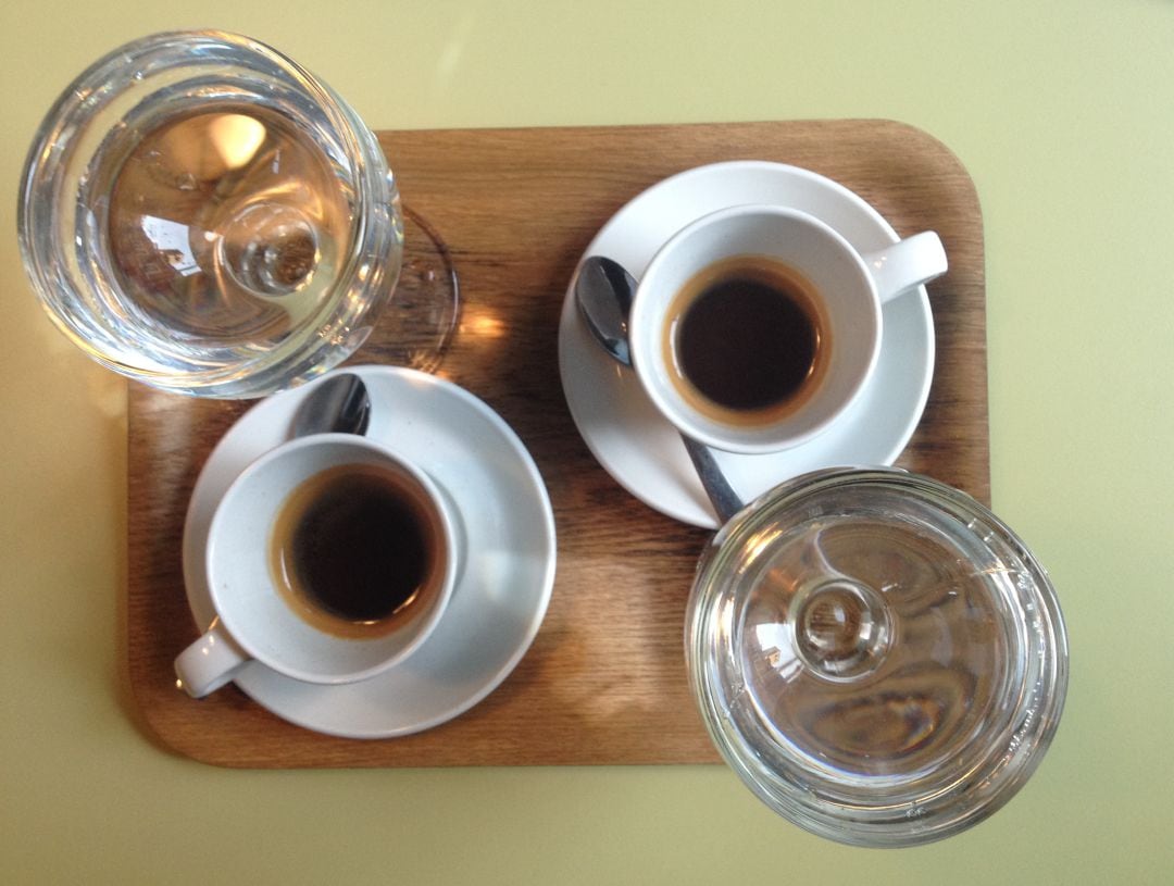 Café solo con vaso de agua, como en París.