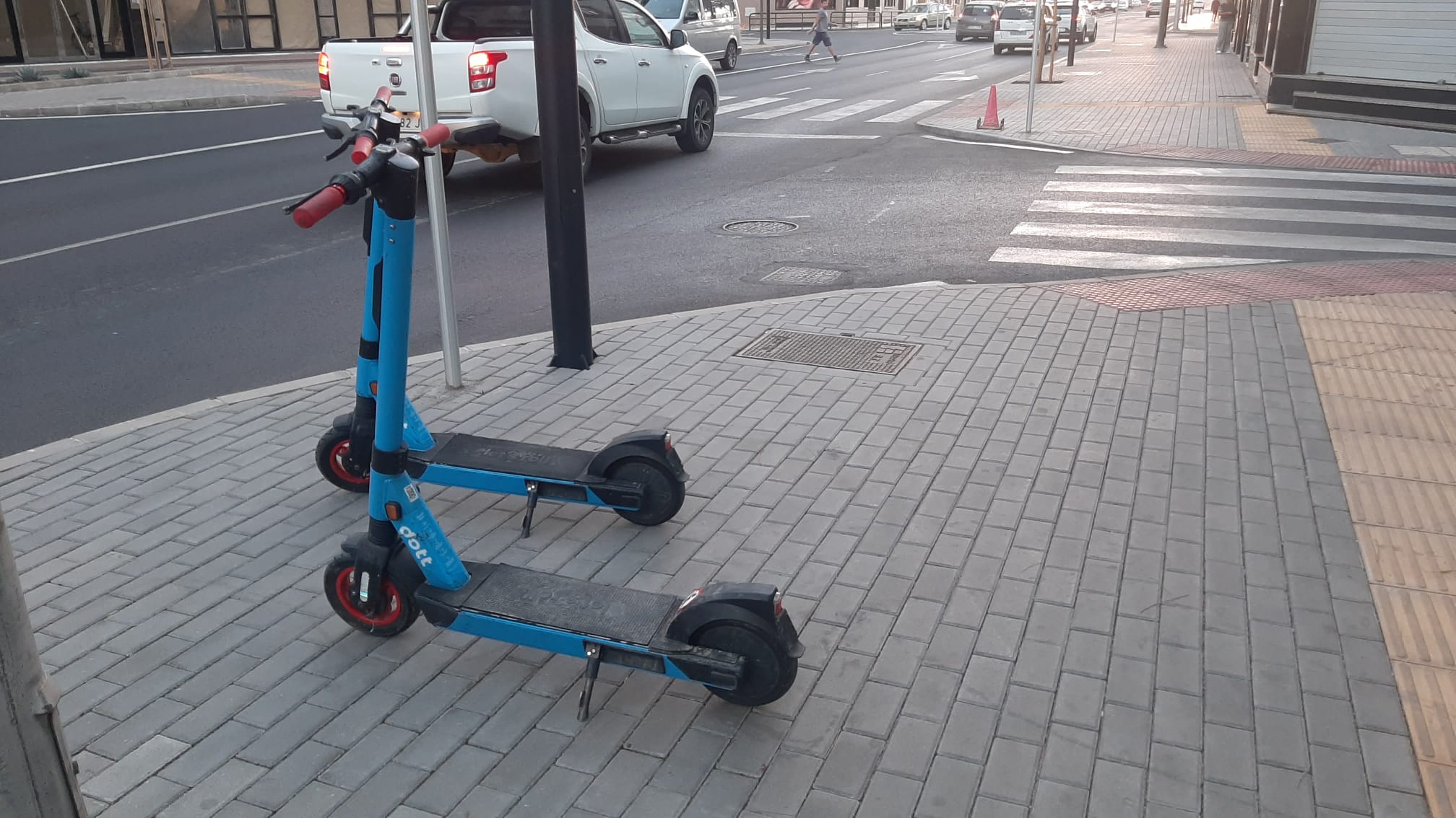 Patinetas eléctricas de alquiler en una de las aceras de Arrecife, capital de Lanzarote.