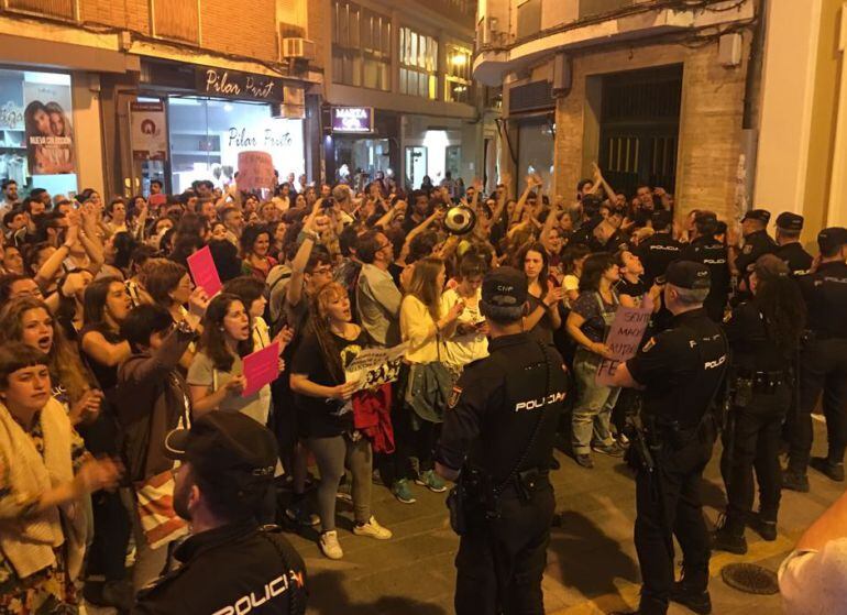 Concentración contra la sentencia de La Manada ante el Colegio de Abogados de Córdoba.