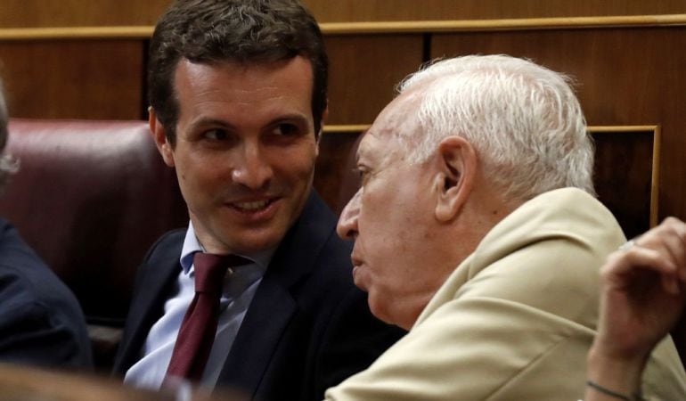 El candidato a la presidencia del Partido Popular Pablo Casado, conversa con el exminitro de Asuntos Exteriores José Manuel García-Margallo.