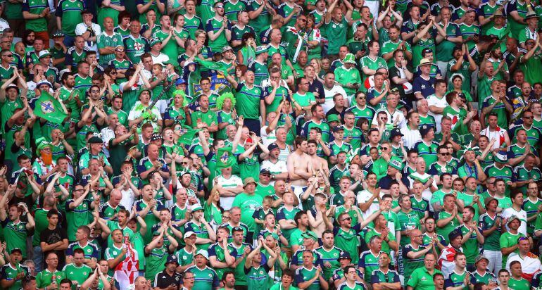 Los aficionados de Irlanda del Norte, en el debut de su equipo ante Polonia.