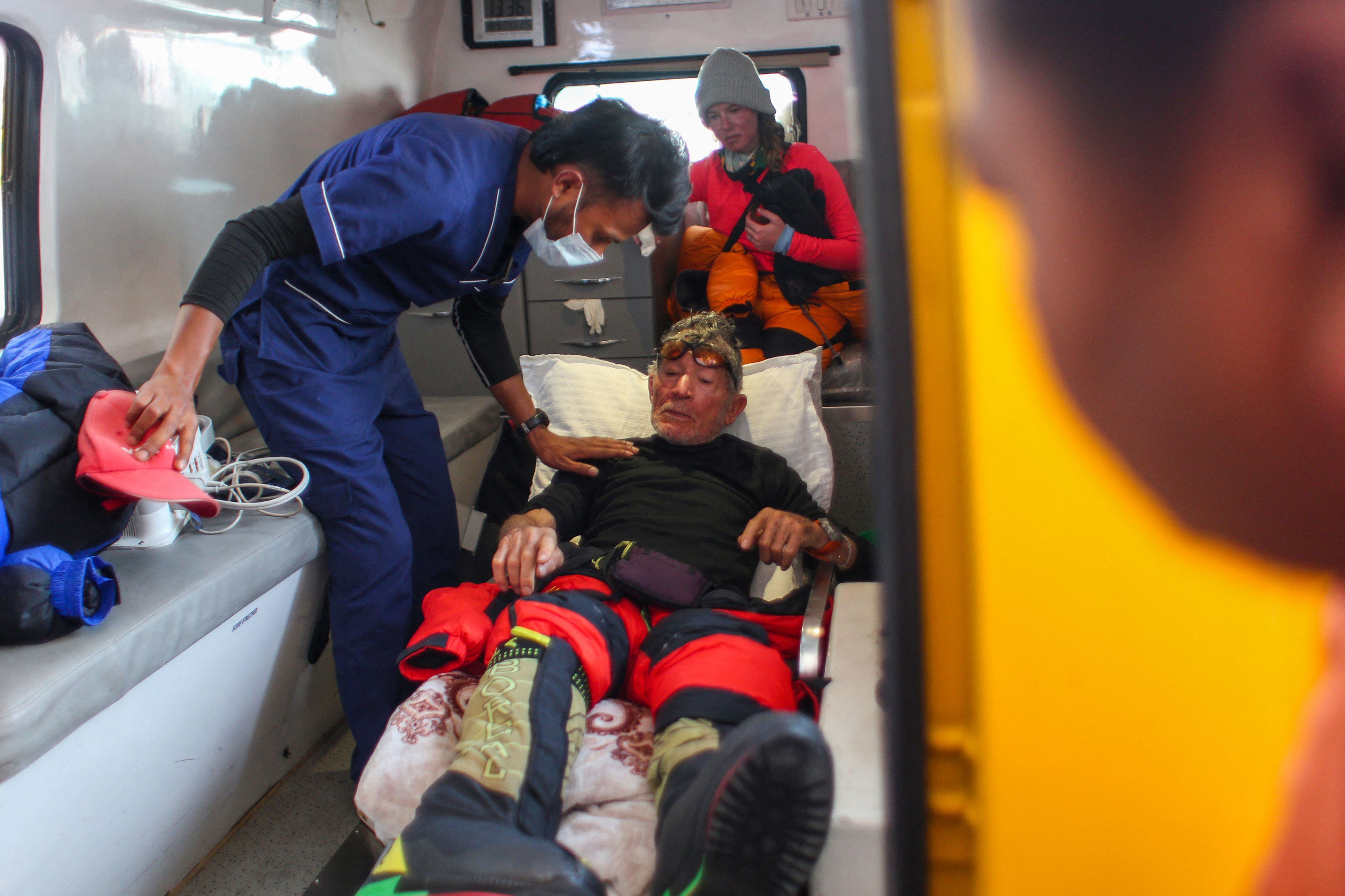 Carlos Soria, en el momento de ser evacuado a Katmandú, tras sufrir el accidente en el Dhaulagiri